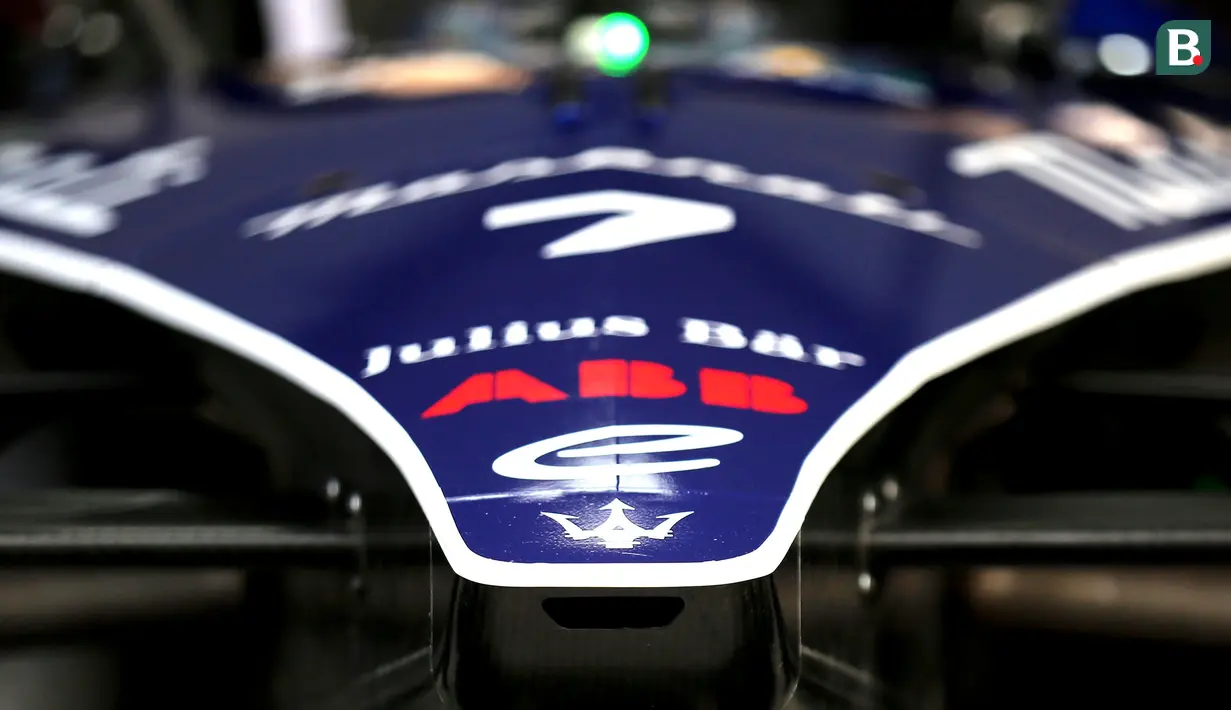 Mobil Pembalap Maserati MSG Racing, Maximilian Guenther saat sesi kualifikasi Jakarta E-Prix 2023 round-11 di Jakarta International E-Prix Circuit, Ancol, Jakarta, Minggu (04/06/2023). Gunther sukses meraih P1 setelah mengalahkan pembalap Avalanche Andretti, Jake Dennis dengan perbedaan waktu 0.585 detik. (Bola.com/Bagaskara Lazuardi)