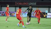 Pemain Dewa United, Ricky Kambuaya, berusaha melewati pemain Phnom Penh Crown pada laga matchday pertama grup E AFC Challenge League di Indomilk Arena, Tangerang, Minggu (26/10/2025). (Bola.com/M Iqbal Ichsan)