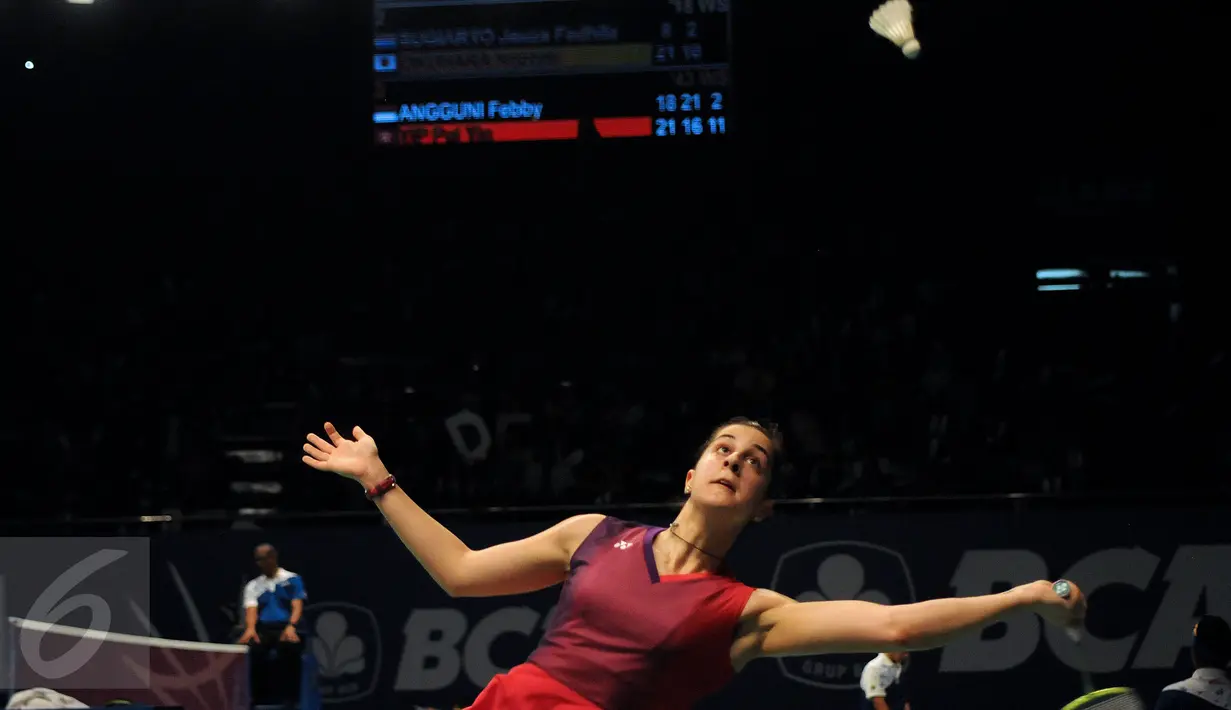 Pebulutangkis tunggal puteri Spanyol, Carolina Marin berusaha mengembalikan bola saat laga melawan Hera Desi (Indonesia) di BCA Indonesia Open 2016 di Istora Senayan Jakarta, Selasa (31/5/2016). (Liputan6.com/Helmi Fithriansyah)