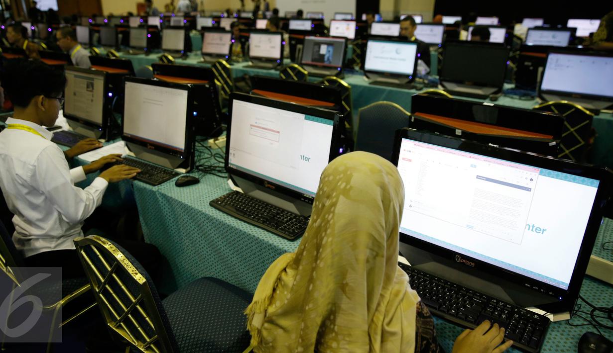 Sejumlah jurnalis menggunakan fasilitas komputer di Media Center KTT OKI, Jakarta, Minggu (6/2/2016). Media center berkapasitas 500 orang tersebut didukung konektivitas broadband internet 2 Gbps untuk 150 unit komputer. (Liputan6.com/Faizal Fanani)