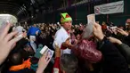 Seorang penjual melelang potongan daging kepada pembeli yang memegang uang selama lelang tahunan menyambut malam Natal di Smithfield Market, London, Selasa (24/12/2019). Dalam tradisi yang hadir sejak 1800-an, calon pembeli bisa menawar harga daging tersebut.  (DANIEL LEAL-OLIVAS / AFP)