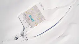 Kartu pos raksasa berukuran sekitar 2.500 meter persegi  di Jungfraufirn, Swiss, 16 November 2018. Pengumpulan kartu pos ini juga untuk memecahkan rekor dunia Guinness sebagai kartu pos terbesar. (Valentin Flauraud/Keystone via AP)