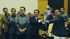 Fadli Zon (kanan) memberikan palu sidang kepada Ketua Komisi I terpilih Mahfudz Siddiq (kedua kanan), Jakarta, Rabu (29/10/2014) (Liputan6.com/Andrian M Tunay)