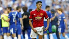 Striker Manchester United, Alexis Sanchez, tampak kecewa usai dikalahkan Chelsea pada laga final Piala FA 2017-2018 di Stadion Wembley, Sabtu (19/5/2018). Chelsea menang 1-0 atas Manchester United. (AFP/Ian Kington)