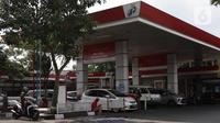 Antrean kendaraan sesaat jelang kenaikan harga Bahan Bakar Minyak (BBM) Bersubsidi di SPBU Kawasan Jalan Siliwangi, Kota Tasikmalaya, Jawa Barat, Sabtu (3/9/2022). Pemerintah resmi menaikkan harga BBM Bersubsidi pada Sabtu (3/9) pukul 14.30 WIB. Harga BBM Subsidi jenis Pertalite naik dari Rp 7650 ke Rp 10.000,- dan Pertamax dari Rp 12.500 ke Rp 14.500,-(Liputan6.com/Helmi Fithriansyah)