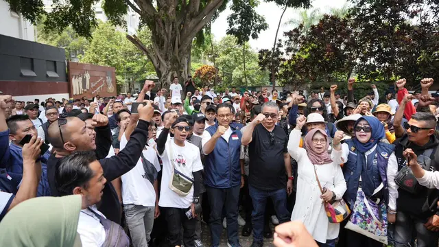 Anies Diskusi Lesehan dengan Relawan di Halaman Gedung Indonesia Menggugat