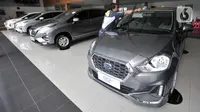 Pekerja membersihkan mobil Datsun Go+ Panca di Diler Nissan kawasan Pulogadung, Jakarta, Rabu (27/11/2019). PT Nissan Motor Indonesia berencana untuk menghentikan produksi Datsun di Indonesia pada 2020 mendatang. (merdeka.com/Iqbal Nugroho)