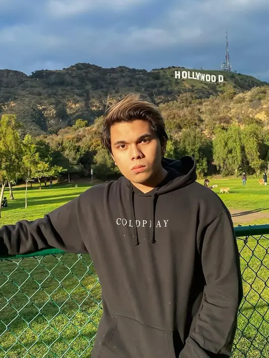 Di kesehariannya, Thariq Halilintar memang dikenal santai dalam berpakaian. Ketika berkunjung ke Amerika Serikat, ia tampak mengenakan sweater berwarna hitam. Rambutnya yang kala itu dicat pirang, tampak keren.(Liputan6.com/IG/@thariqhalilintar)