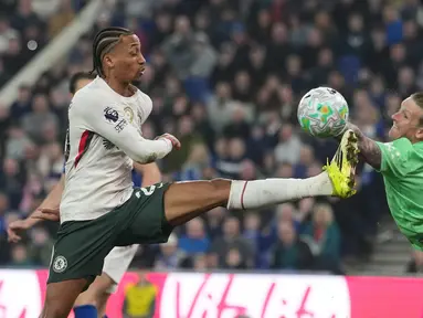 Kiper Everton, Jordan Pickford, berebut bola dengan pemain Chelsea, Joao Pedro, pada lanjutan Liga Inggris di Hill Dickinson Stadium, Minggu (22/3/2026). (AP Photo/Jon Super)