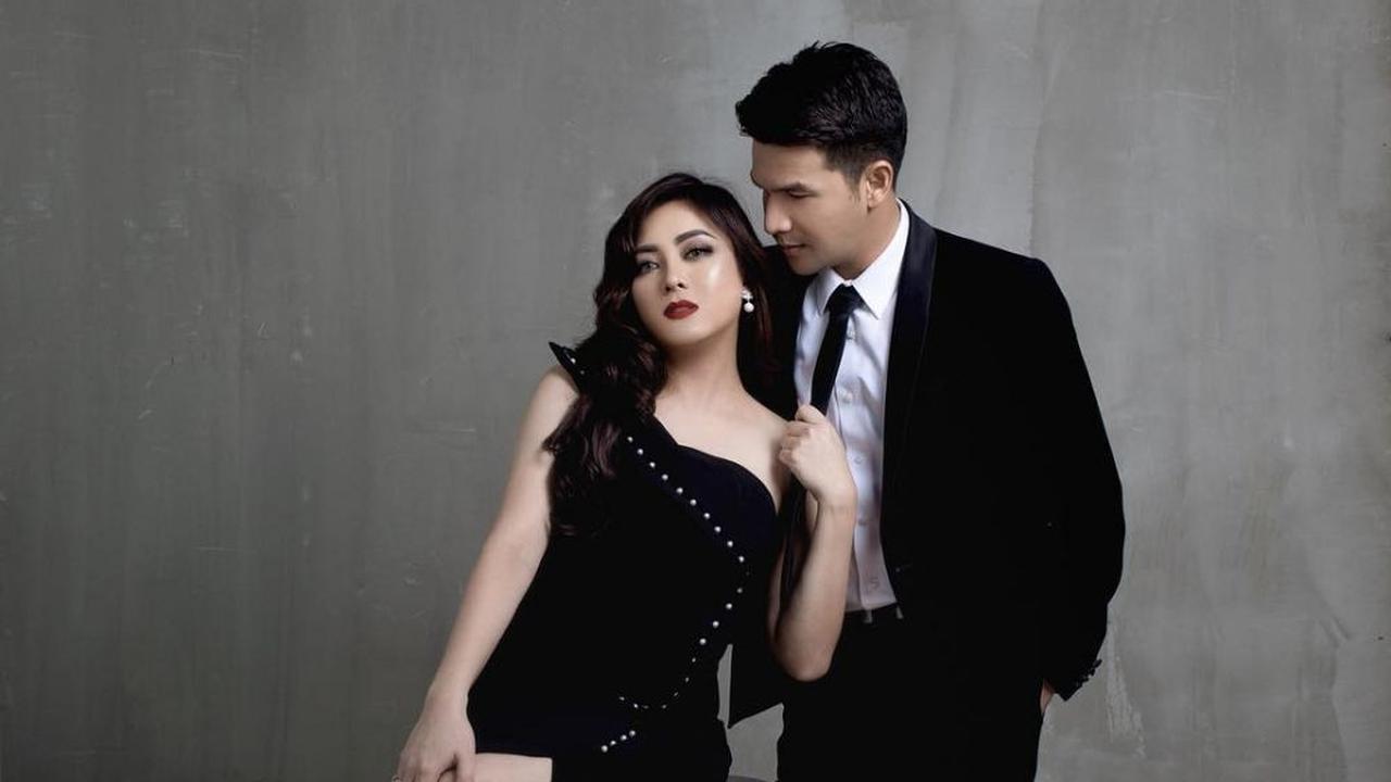 Dikabarkan Akan Bercerai, Ini 6 Potret Kebersamaan Jonathan Frizzy dan Sang Istri