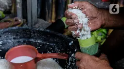Pekerja memasukan beras ke dalam bambu yang dibungkus daun pisang di industri pembuatan lemang kawasan Senen, Jakarta, Selasa (27/4/2021). Jumlah ini menurun sebelum kondisi pandemi, dimana biasanya memasuki bulan puasa tempat ini bisa membuat lemang 500 batang per hari. (Liputan6.com/Johan Tallo)