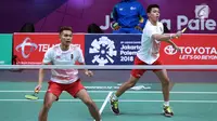 Ganda putra Indonesia, Fajar Alfian/M Rian Ardianto mengembalikan kok ke arah pemain Jepang, Takuto Inoue/Yuki Kaneko pada semifinal Bulutangkis Beregu Putra Asian Games 2018 di Jakarta, Selasa (21/8). (Liputan6.com/Helmi Fithriansyah)