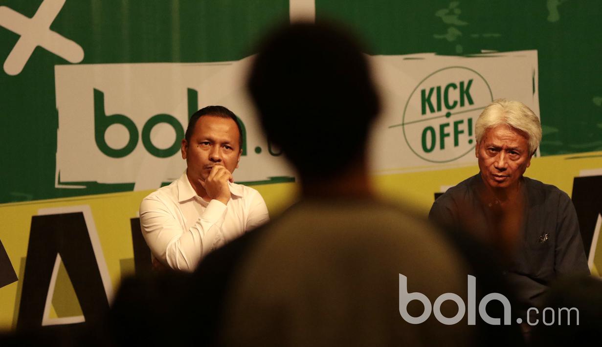 Direktur Teknik PSSI, Danurwindo (kanan) dan Pelatih PBFC, Ricky Nelson serius mendengarkan pertanyaan dari audiens pada diskusi Bincang Taktik Bola.com di SCTV Tower, Senayan City, Rabu (29/3/2017).  (Bola.com/Nicklas Hanoatubu