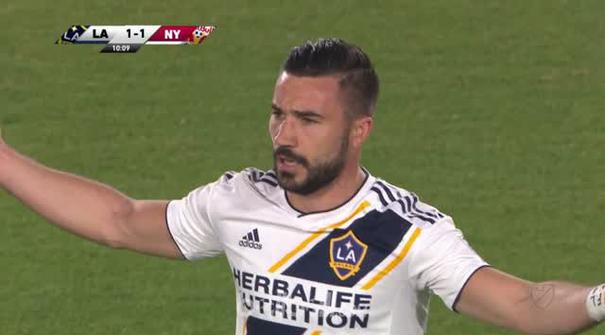 New York Red Bulls pertahankan keunggulan dengan mengalahkan LA Galaxy 3-2 meski Galaxy sempat bangkit dari keteringgalan dua gol....