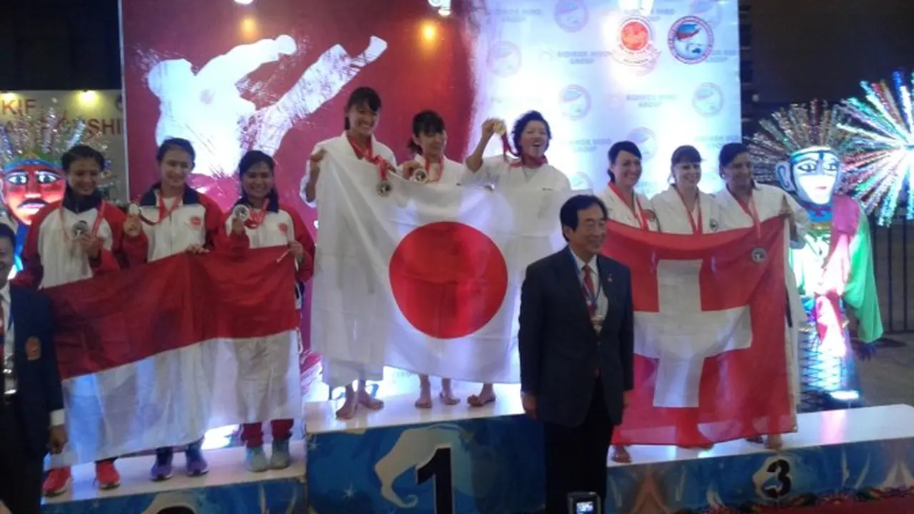 Penyerahan medali dalam Kejuaraan Dunia SKIF Karate 
