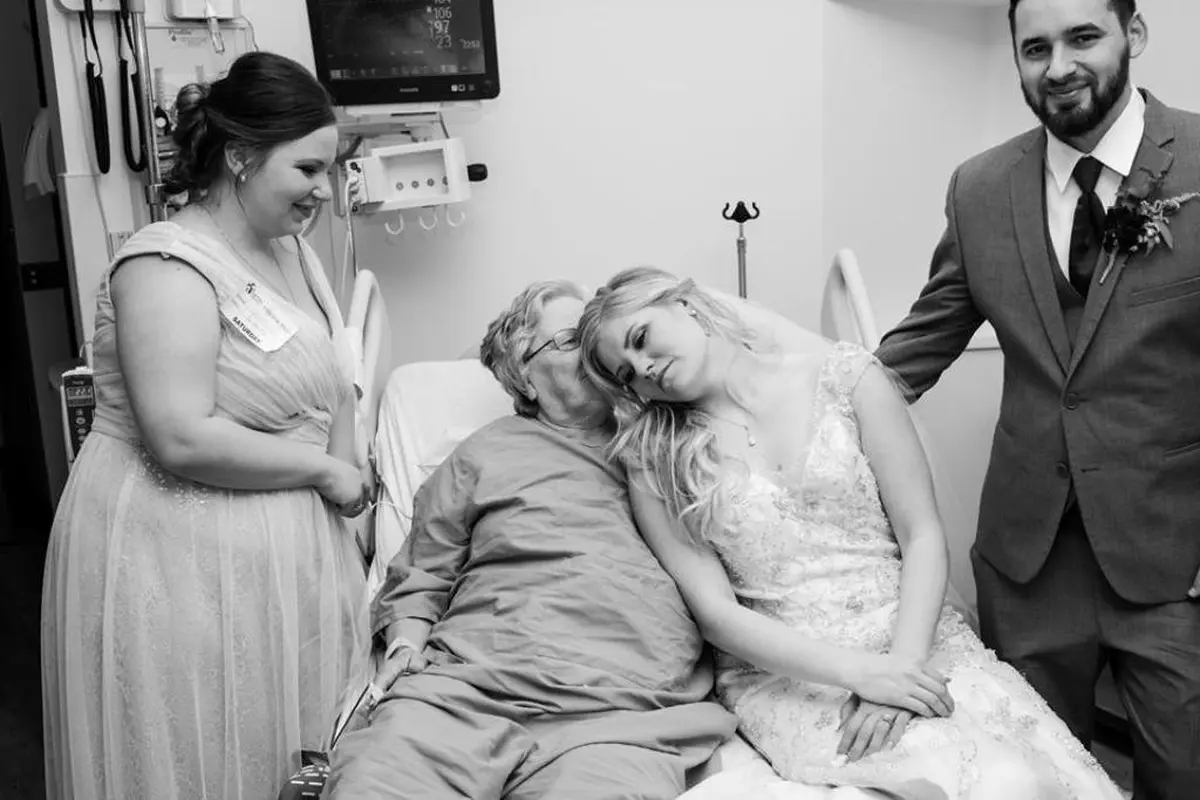 Pengantin Ini Kejutkan Nenek yang Tak Hadir di Pernikahan