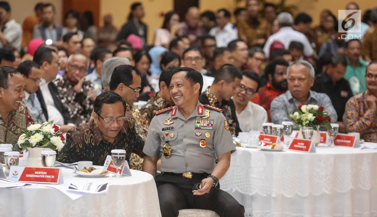 Kapolri Jendral Tito Karnavian saat menghadiri pemberian penghargaan Prestasi Penyelenggaraan Lebaran 2017 kepada 15 instansi pemerintah di Jakarta, Selasa (1/8). (Liputan6.com/Faizal Fanani)