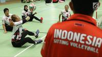 Atlet bola voli duduk putri Asian Para Games Indonesia saat berlatih di Gelora Bung Karno Arena, Jakarta, Rabu (26/9). Latihan ini merupakan pelatnas voli duduk putri Indonesia setelah sebelumnya berlatih di Solo. (Liputan6.com/Helmi Fithriansyah)