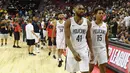 Pemain New Orleans Pelicans meninggalkan lapangan setelah gempa bumi berkekuatan magnitudo 7,1 mengguncang Thomas & Mack Center selama pertandingan melawan New York Knicks pada NBA Summer League 2019 di Las Vegas, Nevada (5/7/2019). (AFP Photo/Ethan Miller)