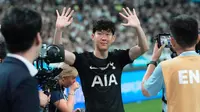 Pemain Tottenham Hotspur, Son Heung-min, melambaikan tangan setelah pertandingan persahabatan pramusim melawan Newcastle United di Stadion Piala Dunia Seoul, Seoul, Korea Selatan, Minggu, 3 Agustus 2025. (Foto AP/Ahn Young-joon)
