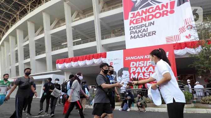 Warga mendapatkan masker saat kampanye Gerakan Masker Nasional 