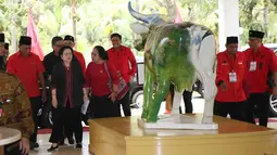 Ketum PDIP, Megawati Soekarnoputri saat tiba untuk menghadiri kuliah umum Sekolah Partai Calon Kepala Daerah dan Wakil Kepala Daerah PDI Perjuangan di Depok, Jawa Barat, Selasa (12/12). (Liputan6.com/Immanuel Antonius)