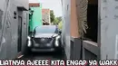 Hesti pun mengaku takut mengendarai mobil menuju rumah Ayu Ting Ting karrena terlalu sempit, sedangkan mobilnya sangatlah besar.[TikTok/@antiq165]