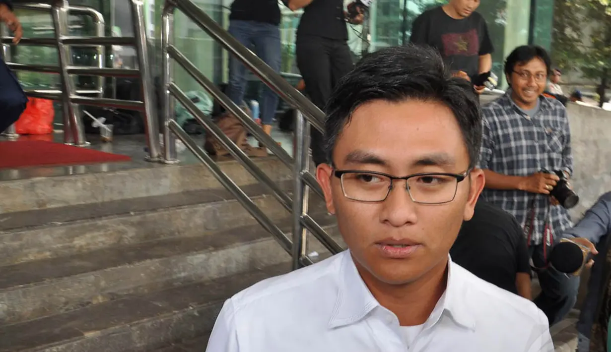 Anak sulung Gubernur Banten nonaktif Ratu Atut Chosiyah, Andika Hazrumy enggan memberikan keterangan apa pun ke wartawan usai pemeriksaan di KPK, Jakarta, (26/9/14). (Liputan6.com/Miftahul Hayat)