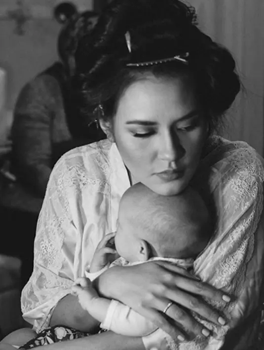 Tidak hanya bahagia karena dapat menyapa para penggemarnya lagi. Raisa juga berbahagia karena comeback kali ini adalah comeback pertamanya dengan kehadiran sang buah hati, Zalina. (Liputan6.com/IG/raisa6690)