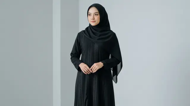 Gamis Hitam Potongan Lurus dengan Detail Renda Vertikal