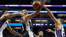 Pemain Sacramento Kings berusaha menghadang pergerakan pemain San Antonio Spurs, Tony Parker (tengah) dalam laga reguler NBA 2016-2017 di Golden 1 Center, Sacramento, Kamis (17/11/2016) WIB. (AP Photo/Rich Pedroncelli)