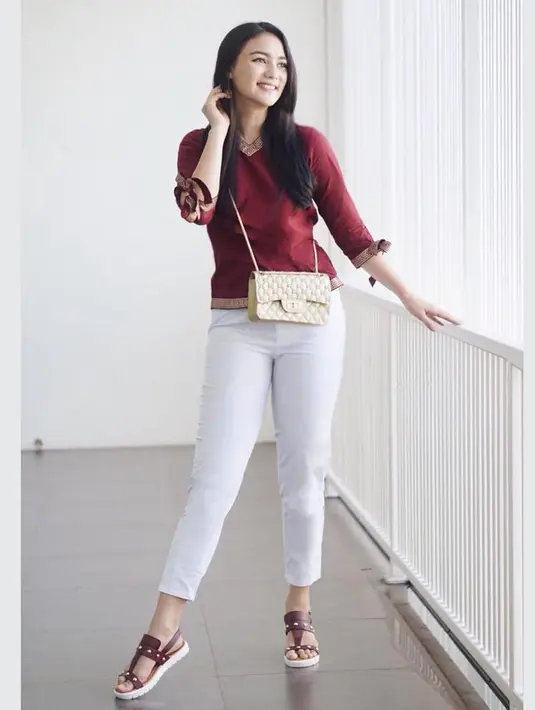 Paduan warna merah dan putih yang dikenakan Ciki kali ini sangat cantik. Gaya Ciki ini sangat pas dipakai untuk jalan-jalan santai.  (Instagram/citraciki)