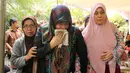 Uce Sriasih (tengah) istri Didi Widiatmoko alias Didi Petet terlihat menangis di rumah duka di kawasan Ciputat, Tangsel, Jumat (15/5/2015). Didi Petet meninggal di usia 58 tahun karena diduga menderita asam lambung. (Liputan6.com/Helmi Afandi)