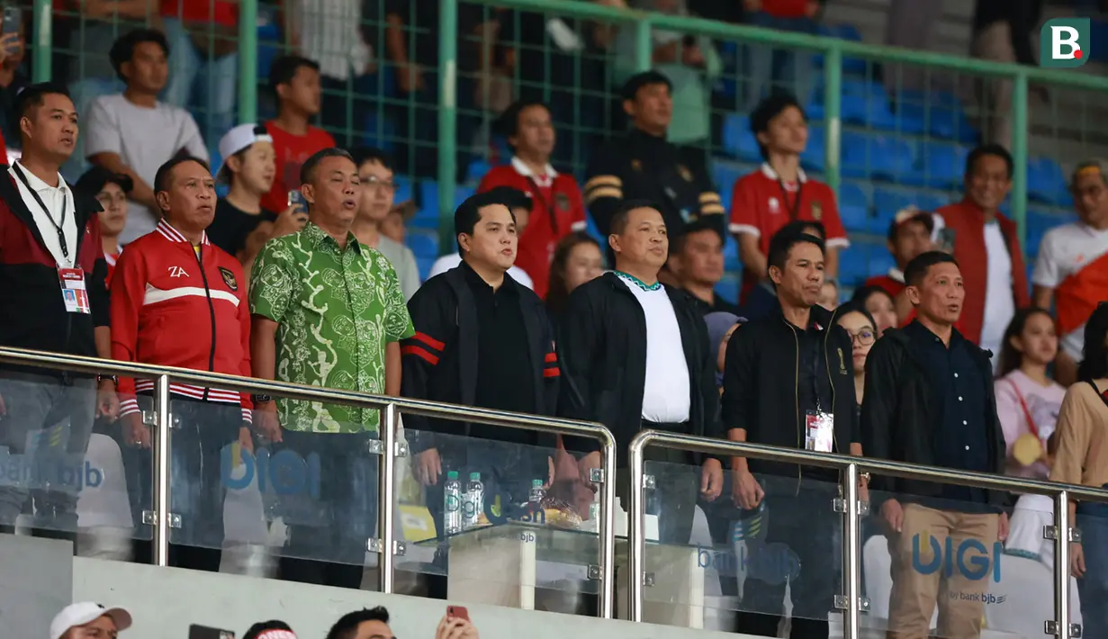 <p>Ketua Umum PSSI, Erick Thohir (tengah) beserta jajaran pengurus PSSI berdiri menyanyikan lagu kebangsaan Indonesia Raya sebelum dimulainya laga kedua persahabatan FIFA Matchday antara Timnas Burundi menghadapi Timnas Indonesia di Stadion Patriot Candrabhaga, Bekasi, Selasa (28/3/2023) malam WIB. (Bola.com/M Iqbal Ichsan)</p>