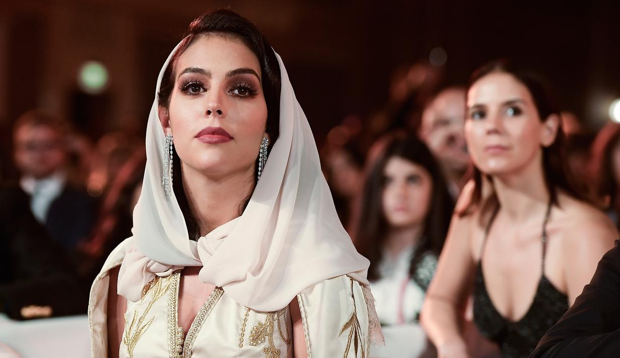 Kekasih Pemain depan Juventus Cristiano Ronaldo, Georgina Rodriguez saat menghadiri edisi ke-10 Dubai Globe Soccer Awards di Dubai (3/1). Model asal Spanyol ini tampil cantik mengenakan busana dan kerudung berwarna krem. (AFP Photo/Fabio Ferrari)