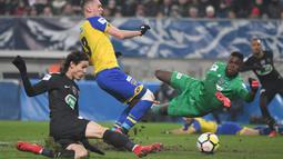 Bintang Paris Saint-Germain, Edinson Cavani (kiri) saat membobol gawang Sochaux pada laga Piala Prancis di  Auguste Bonal stadium, Sochaux, (6/2/2018). PSG menang 4-1. (AFP/Patrick Hertzog)