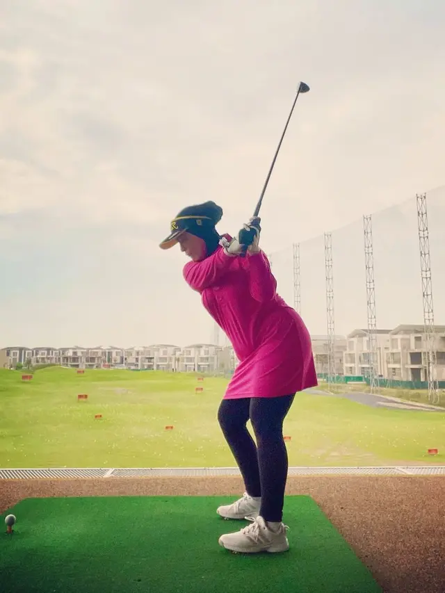7 Gaya Penampilan Astrid Kuya saat Main Golf, Curi Perhatian