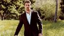 <p>Bagaimana jika potongan rambut rapi digabung dengan kumis dan jenggot? Christian Bale di sini tampil maskulin dalam balutan setelan jas dan celana hitam, dipadu kemeja putih. Foto: Instagram.</p>