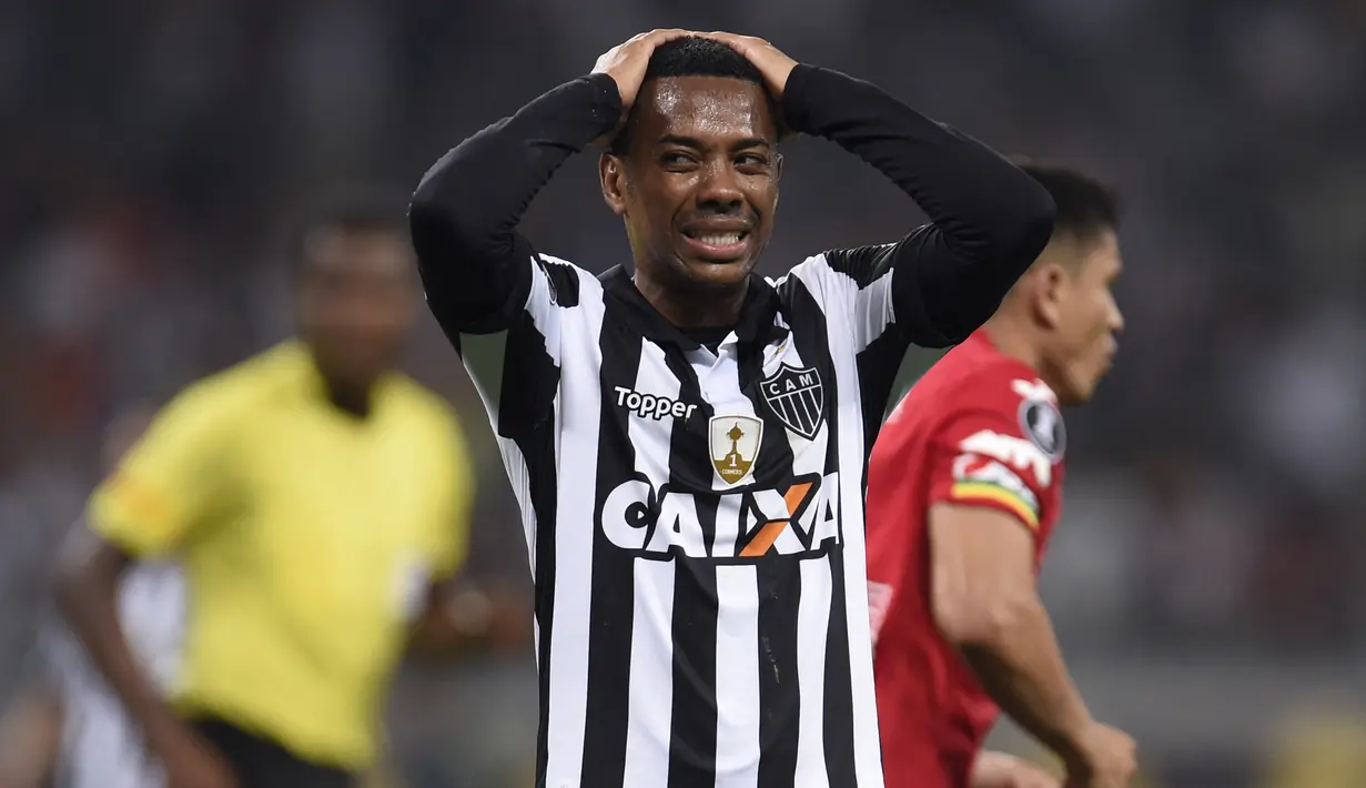 Robinho. Mantan pemain Real Madrid dan Manchester City yang pensiun bersama Santos pada Oktober 2020 ini akan menjalani hukuman penjara 9 tahun akibat kalah banding dalam kasus pemerkosaan wanita Albania berusia 22 tahun. Kasusnya terjadi saat ia tengah membela AC Milan. (AFP/Douglas Magno)