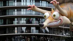 Balon animasi film Ice Age, Tupai Scrat melayang di dekat teras bangunan selama parade tahunan Macy's Thanksgiving Day ke-90 di Manhattan, New York, Kamis (24/11). Parade ini pertama kali diadakan oleh Macy's pada 1924 di New York. (REUTERS/Andrew Kelly)