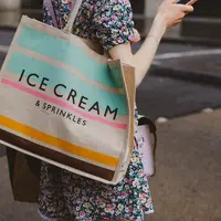 Ilustrasi tote bag. Sumber foto: unsplash.com/Kevin Grieve.