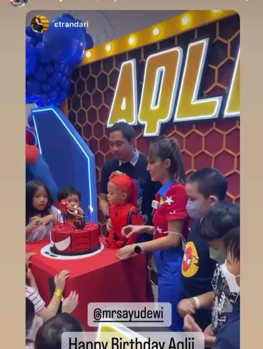 Ayu Dewi dan keluarga juga terlihat kompak mengenakan outfit bertema superhero. (instagram.com/mrsayudewi)
