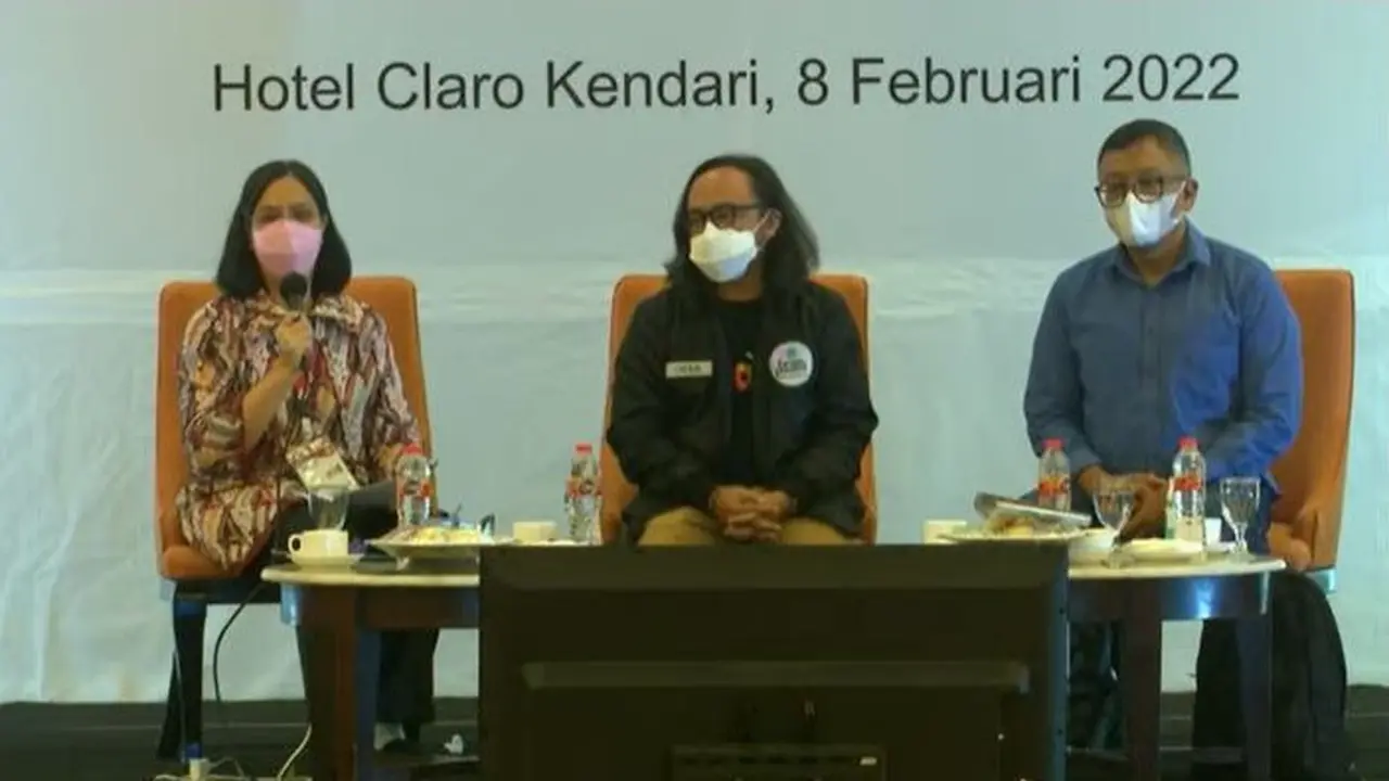 Chairman Indonesian Digital Association Dian Gemianto (tengah) dalam diskusi Konvensi Hari Pers Nasional di Kendari, Selasa (8/2/2022).