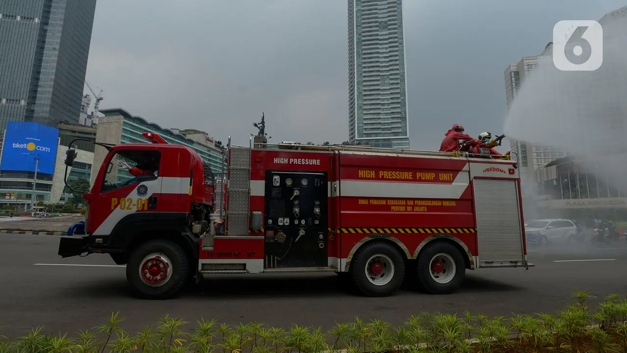Mobil Damkar Dikerahkan Semprot Disinfektan di Jalan Protokol Jakarta