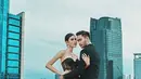 Pasangan selebriti, Syahnaz Sadiqah dan Jeje Govinda melakukan sesi pemotretan prewedding di atas gedung bertingkat. Konsep yang diusung Syahnaz Saqidah dan Jeje Govinda adalah nuansa hitam. (Instagram/riomotret)