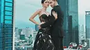 Pasangan selebriti, Syahnaz Sadiqah dan Jeje Govinda melakukan sesi pemotretan prewedding di atas gedung bertingkat. Konsep yang diusung Syahnaz Saqidah dan Jeje Govinda adalah nuansa hitam. (Instagram/riomotret)