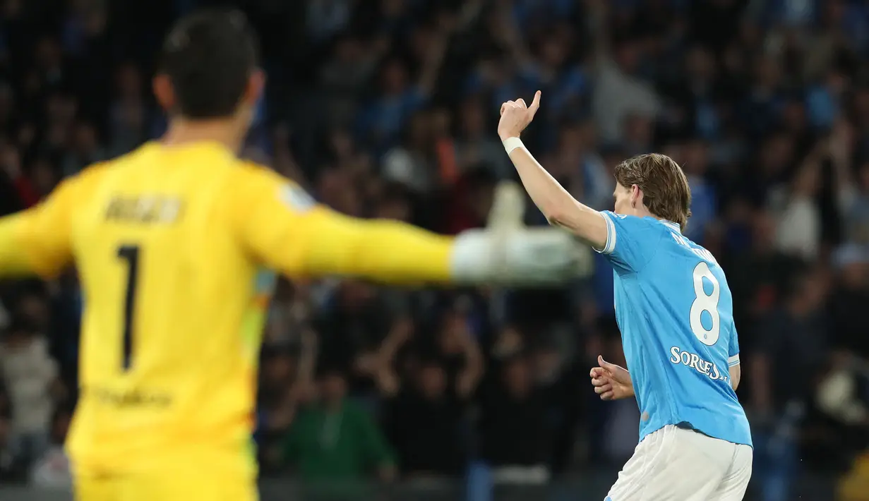 Kiper Timnas Indonesia, Emil Audero harus banyak memungut bola dari gawangnya saat Cremonese bertamu ke markas Napoli dalam laga lanjutan Liga Italia 2025/2026, Jumat (24/04/2026). (AFP/Carlo Hermann)