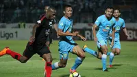 Duel Persela vs Persipura di Stadion Surajaya, Lamongan, Minggu (29/7/2018). (Bola.com/Zaidan Nazarul)