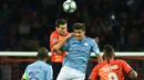 Pemain Shakhtar Donetsk, Taras Stepanenko dan pemain tengah Manchester City, Rodri melompat bersama saat berebut bola pada laga pertama Grup C Liga Champions di Metalist Stadium, Rabu (18/9/2019). Manchester City sukses menghantam Shakhtar Donetsk dengan skor 3-0. (Genya SAVILOV / AFP)