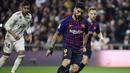 Gol pertama Luis Suarez lewat tendangan penalti pada laga semfinal Copa Del Rey yang berlangsung di stadion Santiago Bernabeu, Madrid, Kamis (28/2). Barcelona menang 3-0 atas Real Madrid. (AFP/Oscar Del Pozo)